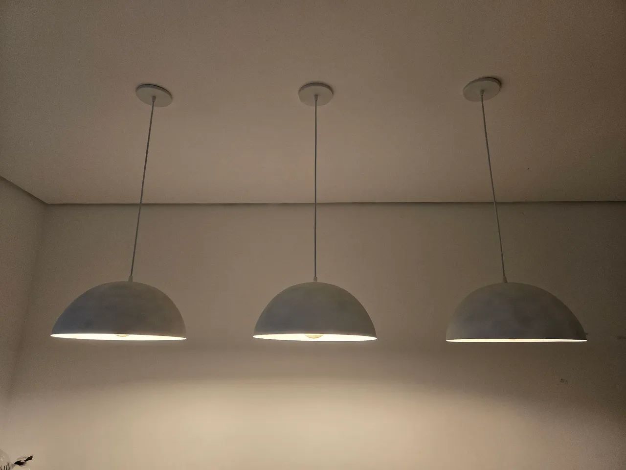 lustre pendente de alumínio estilo meia lua,