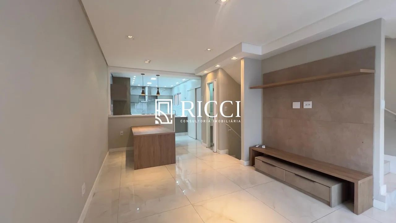 Casa Triplex Reformada e Mobiliada com 2 Suítes e Lazer Completo em Marapé, Santos