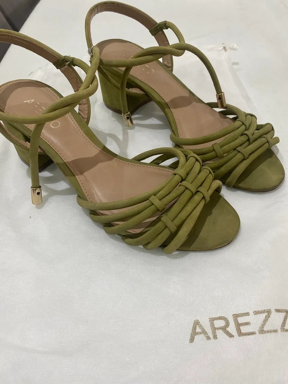 Sandália Arezzo linda e confortável 
