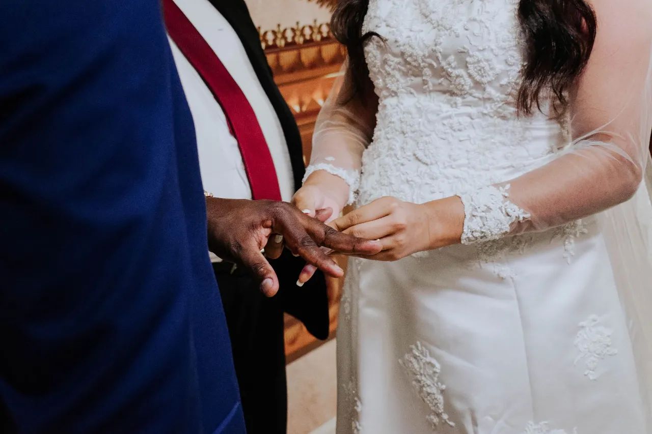 VENDO VESTIDO DE NOIVA - Foto 2