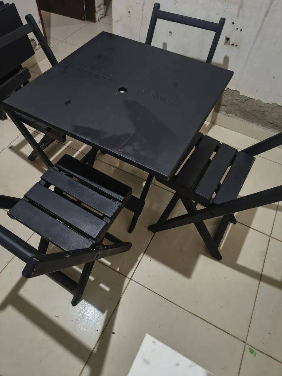 Jogo de mesa com 4 cadeiras 