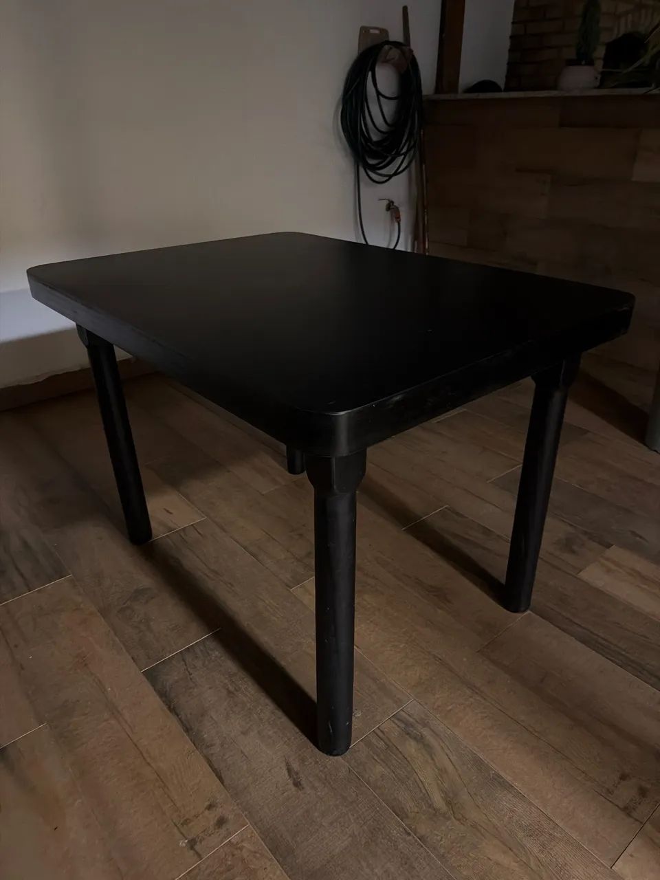 Mesa de madeira com quatro cadeiras  - Foto 2