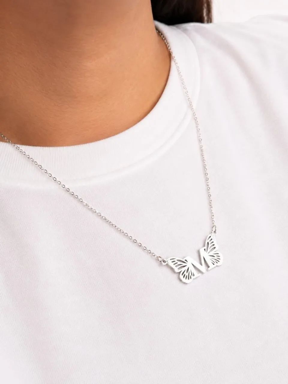 Colar inicial personalizado com asas de borboletas