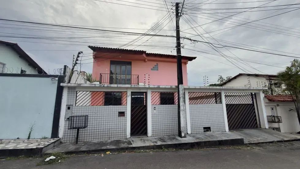 Casa com 4 quartos e garagem para 6 carros em Adrianópolis