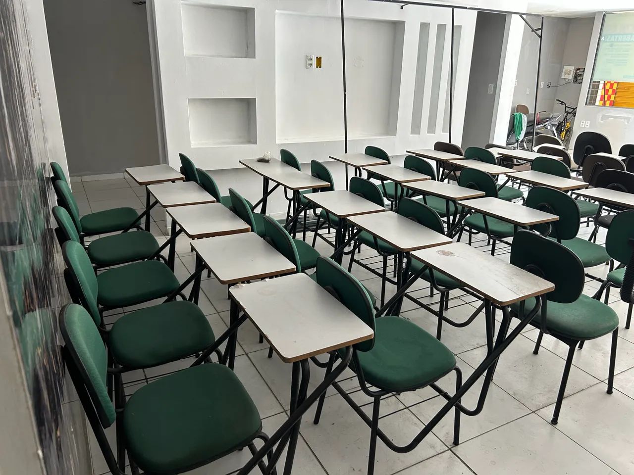 30 CADEIRA ESCOLAR C/BRACO - Foto 2