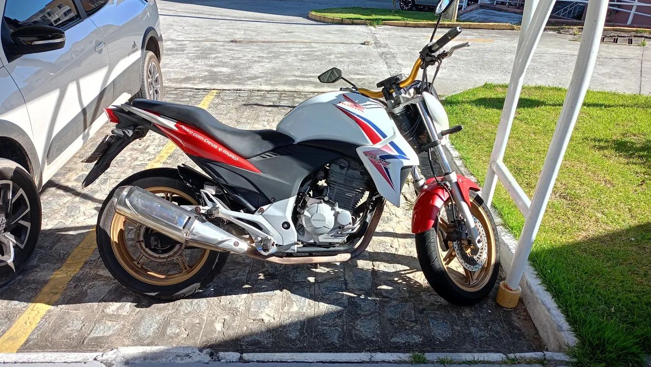 CB 300 muito conservada. 