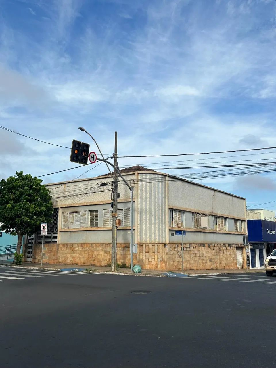 casa á venda no bairro Centro de Araguari.