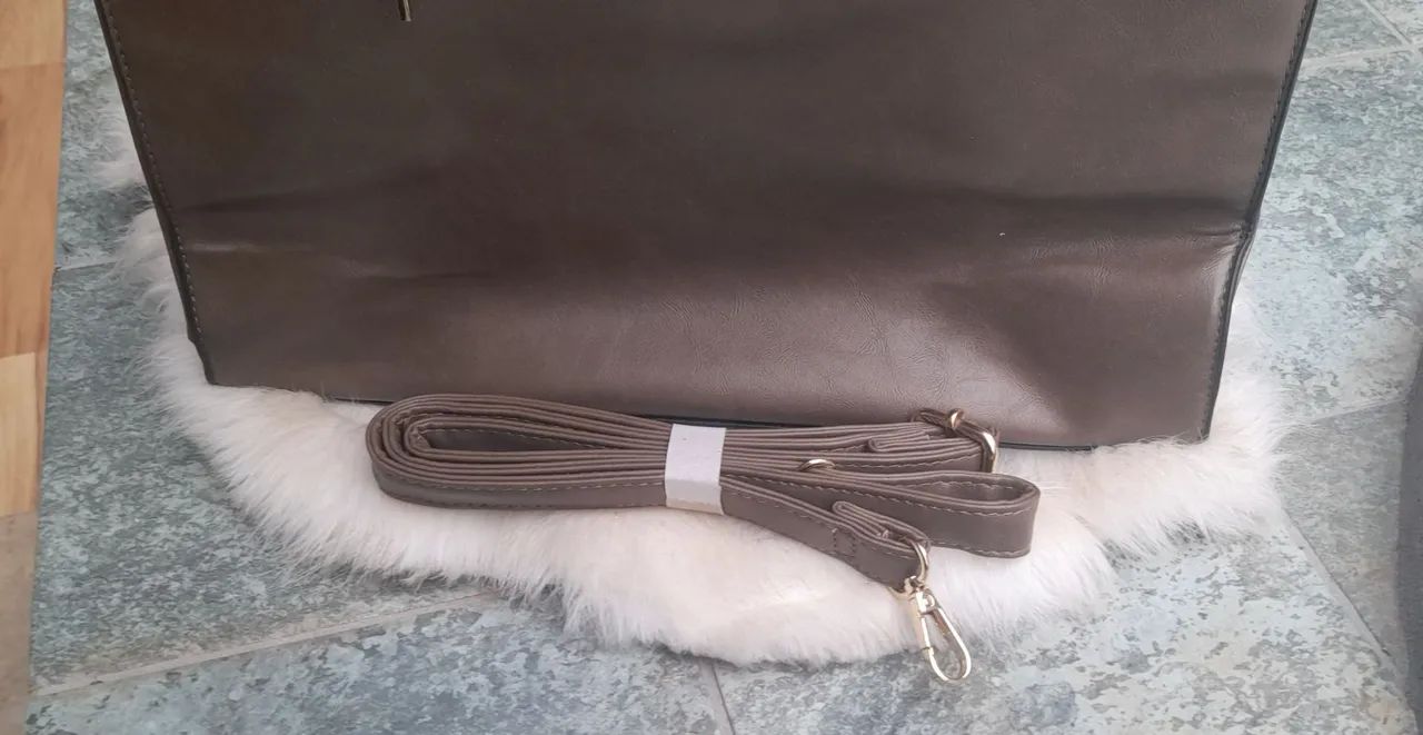 Bolsa feminina em couro sintetico  - Foto 5