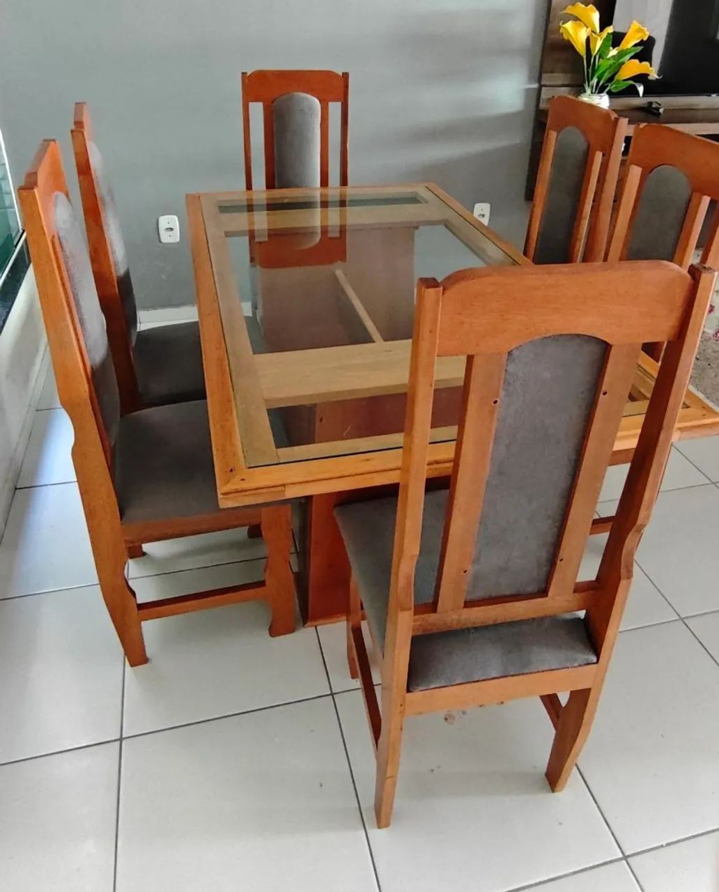 Mesa de Madeira 1,60 por 0,90, com 6 cadairas - Foto 3