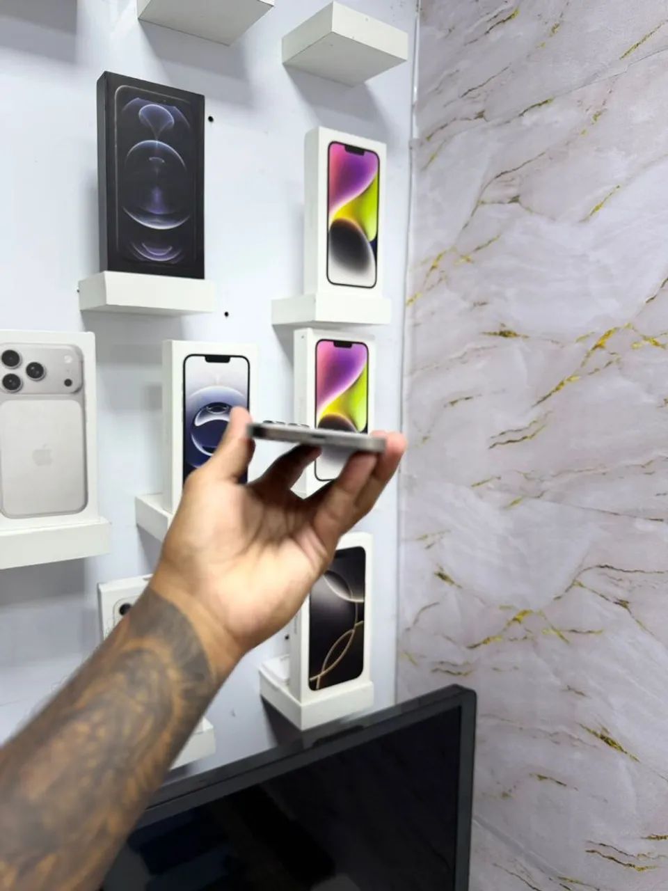 IPHONE 16 PRO MAX 256GB<br>R$ 5.699,00 NATURAL - Foto 3