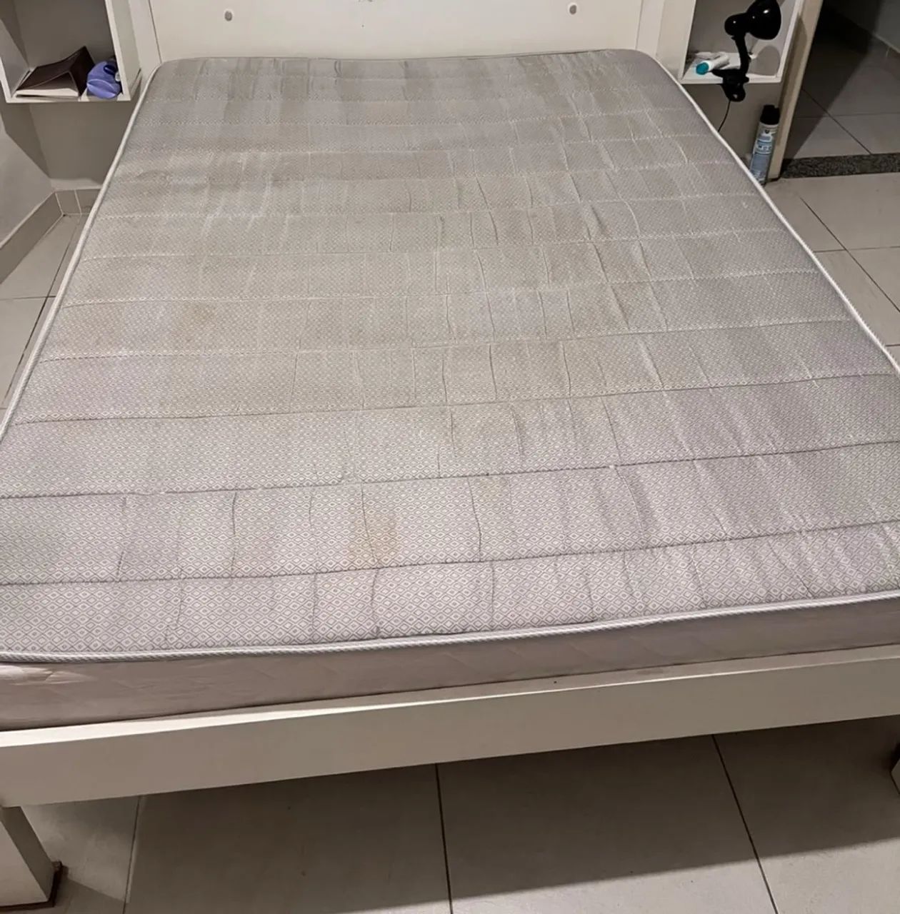 Cama branca em madeira 