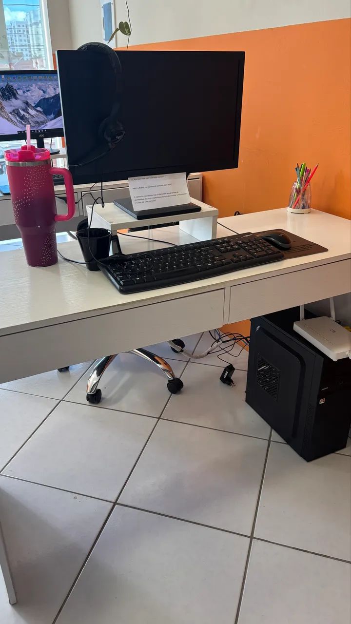 Mesa / escrivaninha com duas gavetas 