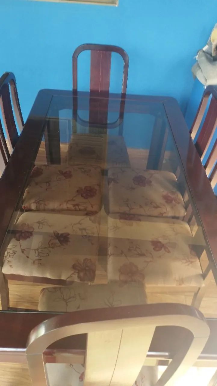 Vende-se mesa de madeira com 6 cadeiras - Foto 2