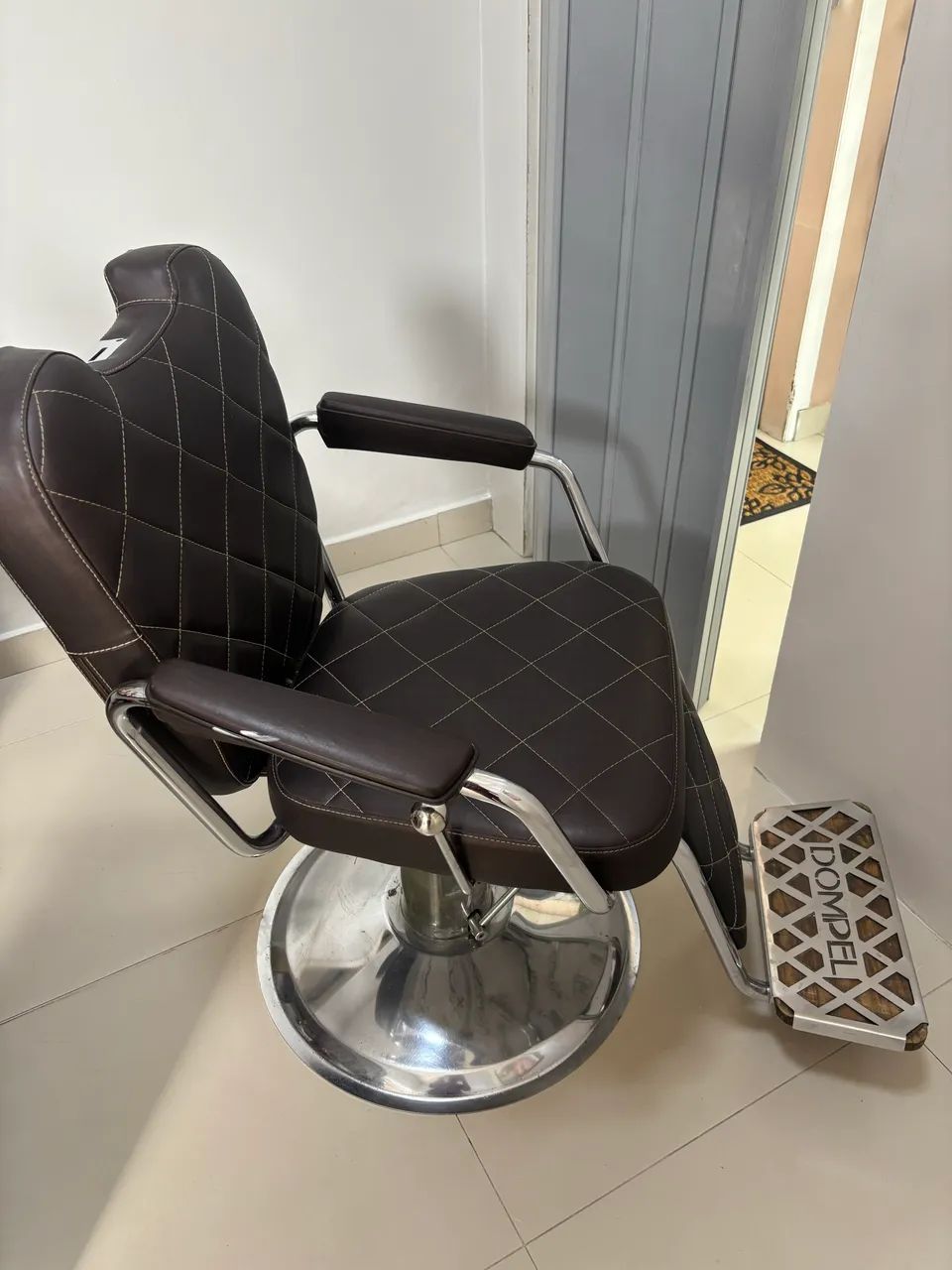 Vende-se cadeira de barbeiro  - Foto 2