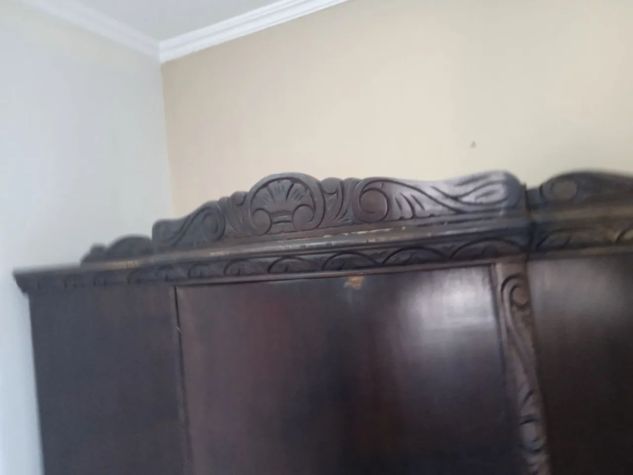 Lindo guarda-roupa de madeira com design clássico - Foto 3