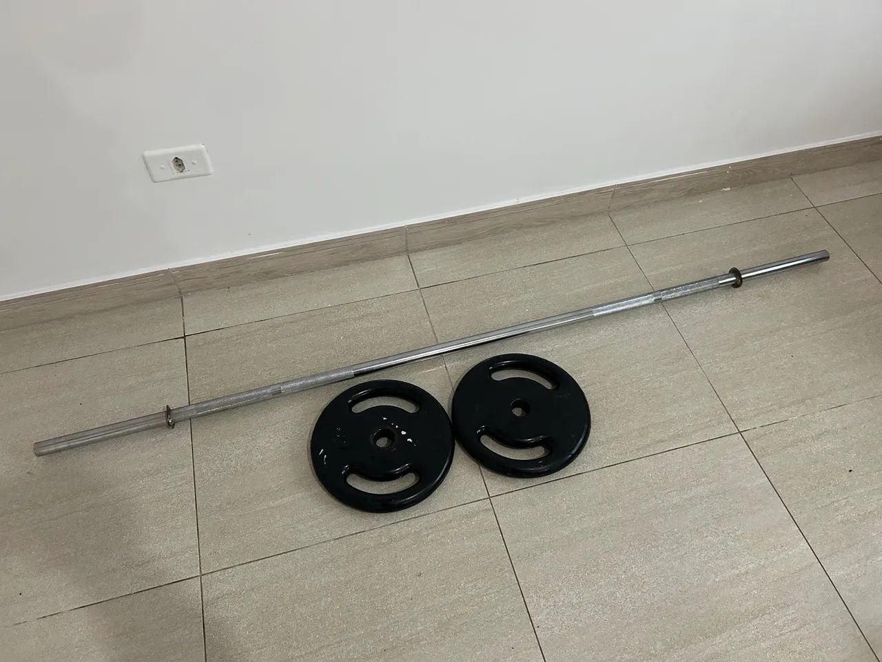 Barra e par de anilhas de 10kg