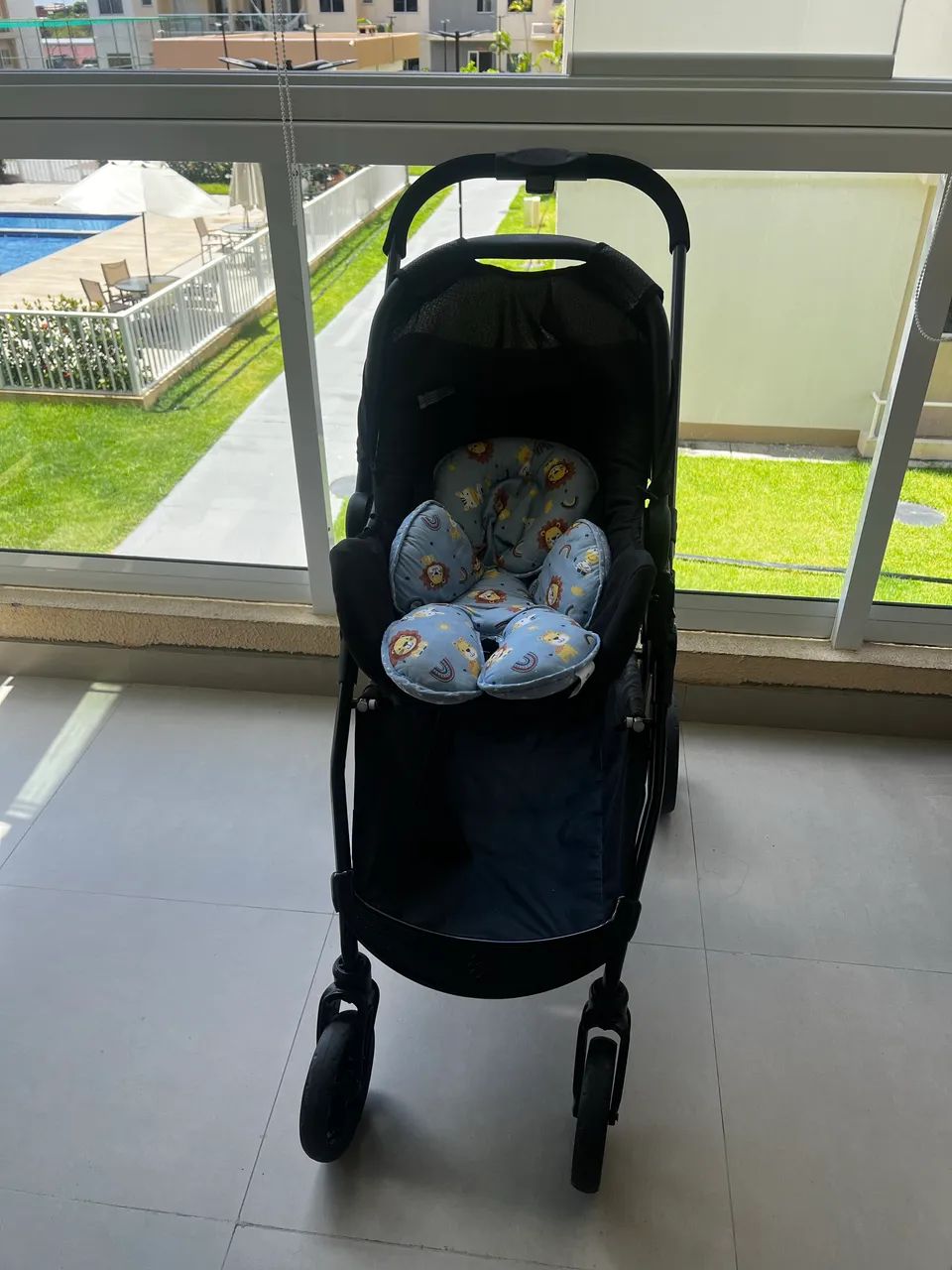 Carrinho de bebê com Moisés e bebê conforto 