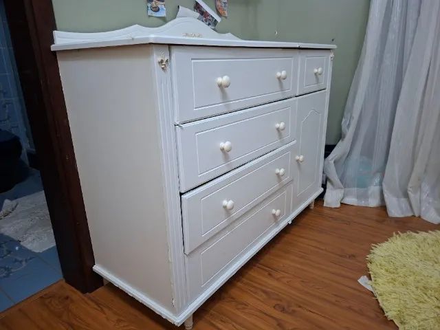Cômoda branca estilo clássico com 5 gavetas e porta lateral