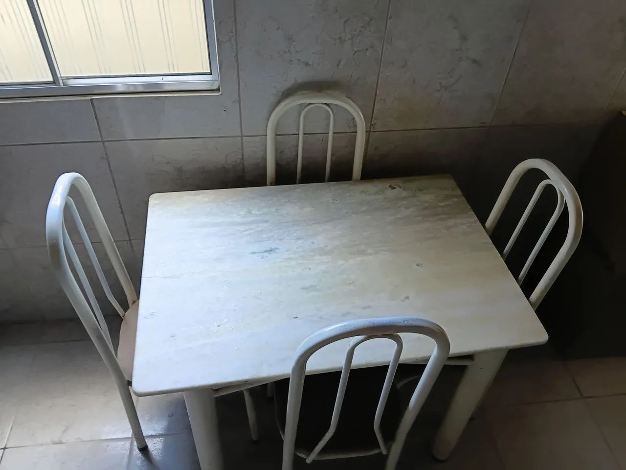 Vendo Mesa de Mármore com 04 cadeiras. - Foto 2