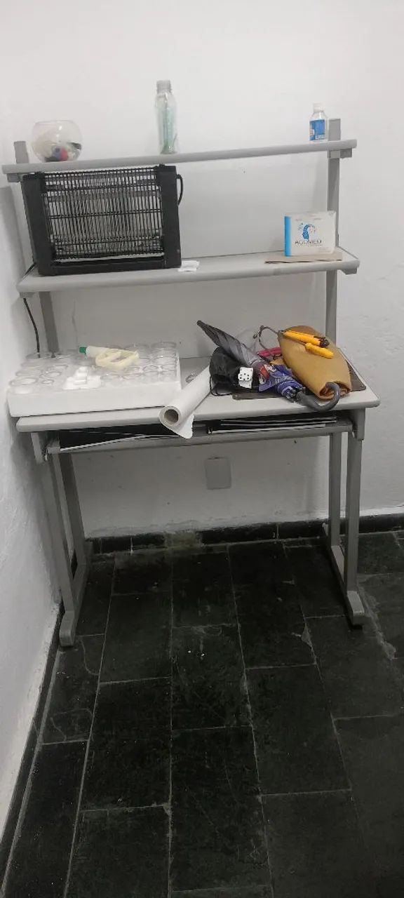 Mesa para escritório com prateleiras. - Foto 4