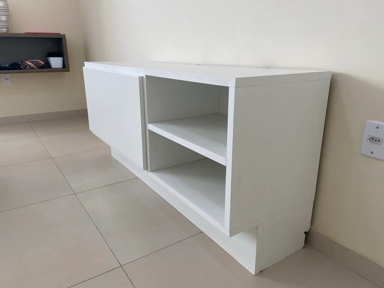 Rack para TV Branco com Porta e 2 Nichos - Ótimo Estado