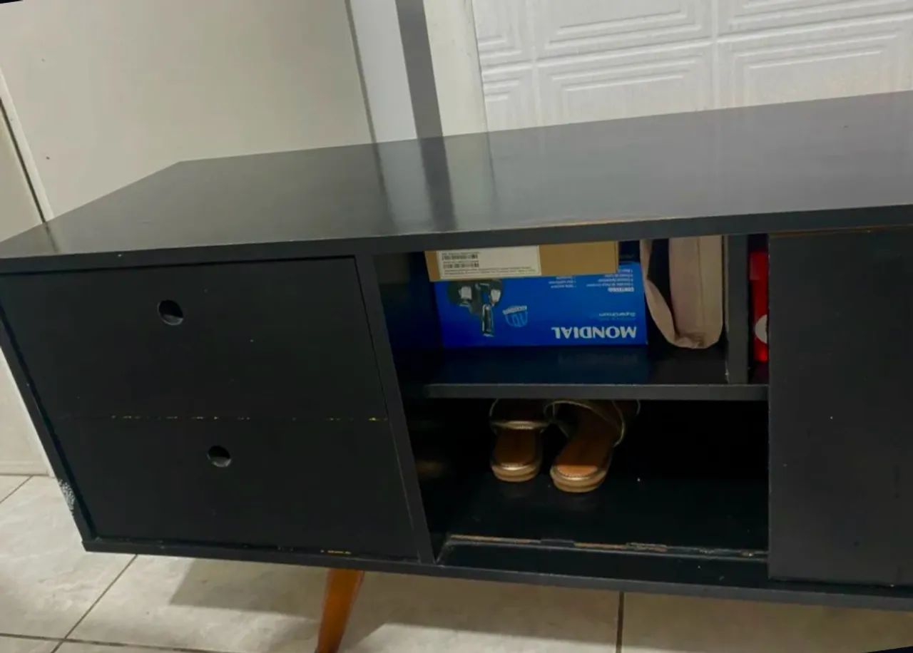 RACK PRETO COM PÉS DE MADEIRA | MODERNO E FUNCIONAL - Foto 2