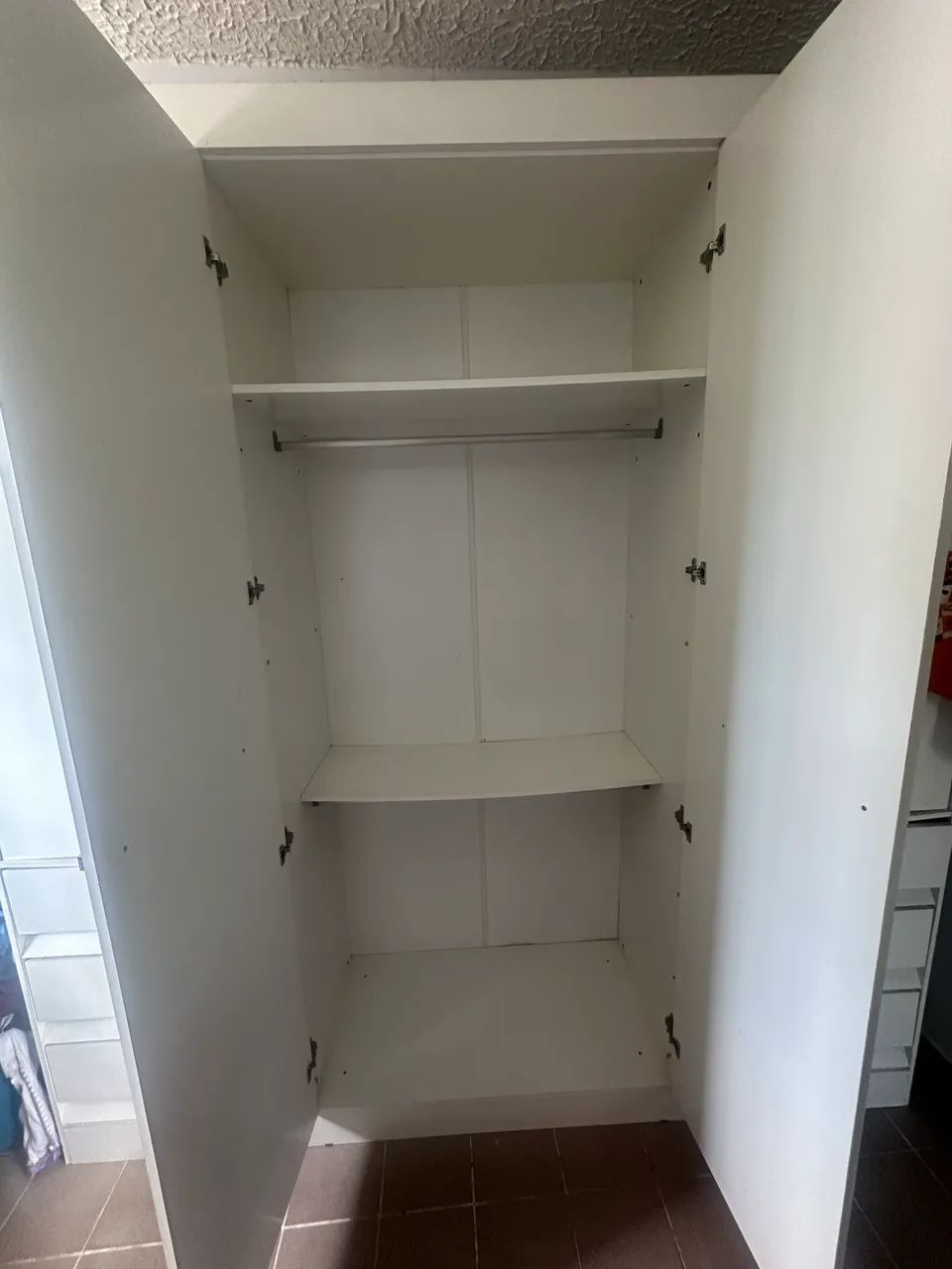 Guarda-roupa solteiro branco 