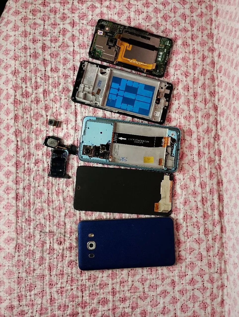 PEÇAS DE CELULAR PARA TÉCNICOS CARCAÇA DE CELULAR TELA E UM SAMSUNG QUE NÃO LIGA - Foto 2