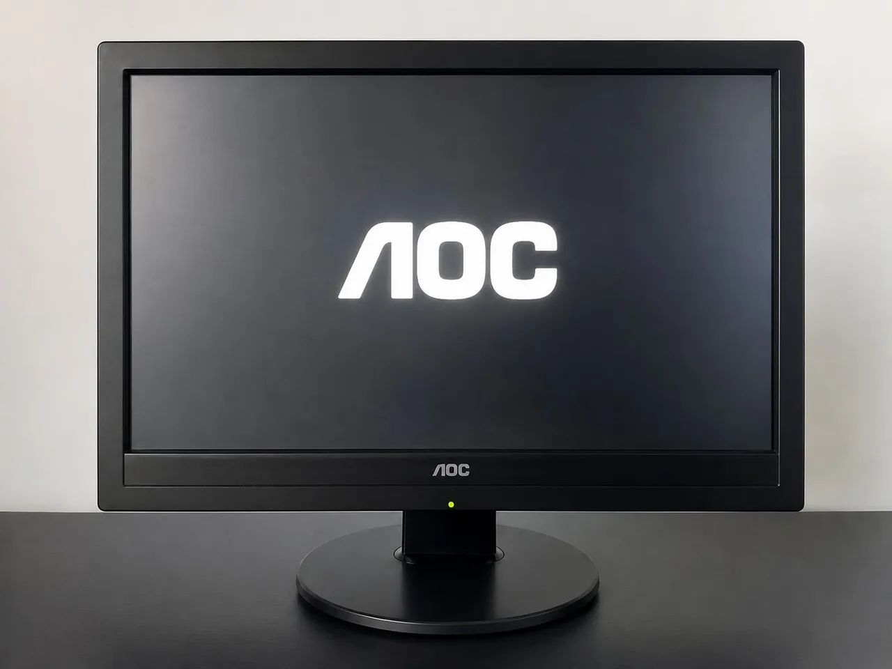 Monitor AOC com entrada VGA (D-Sub).