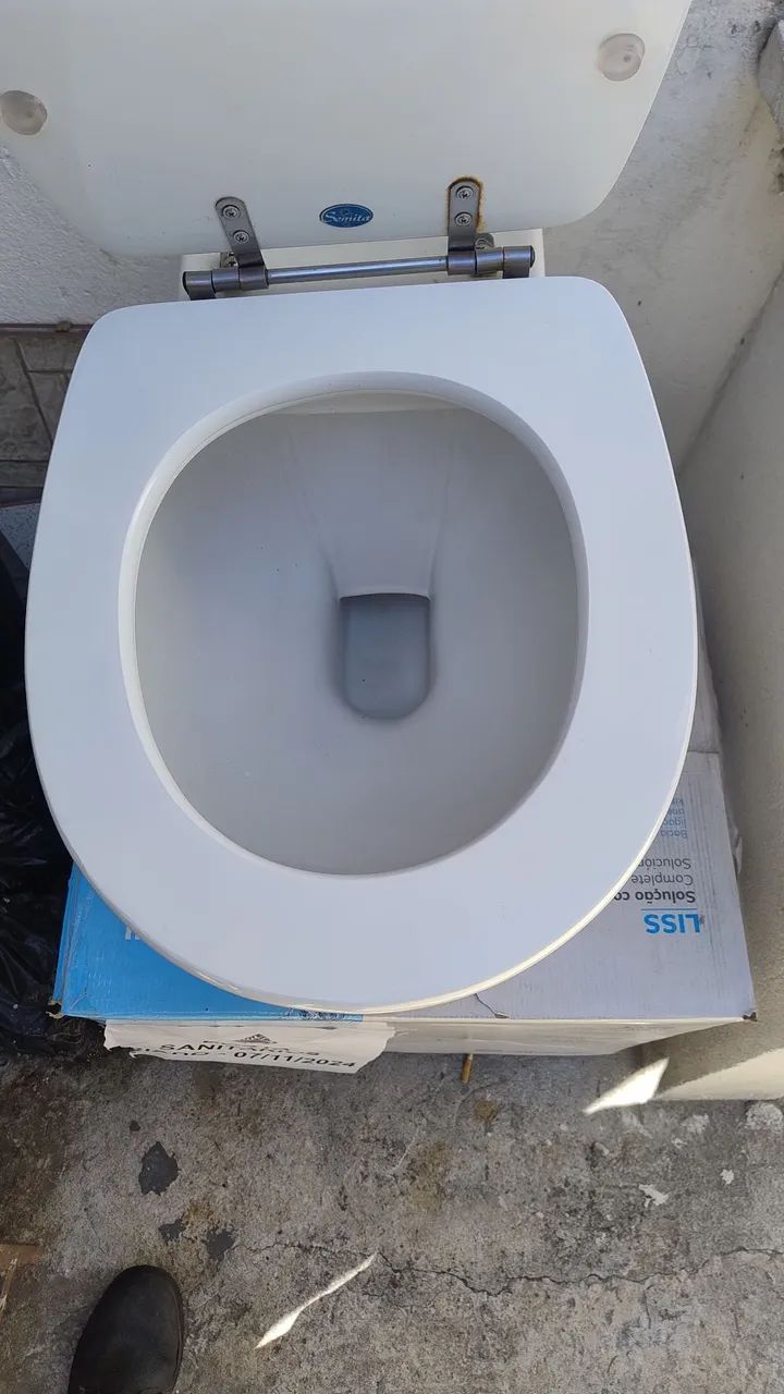 Vaso sanitário sem caixa acoplada marca Deca 