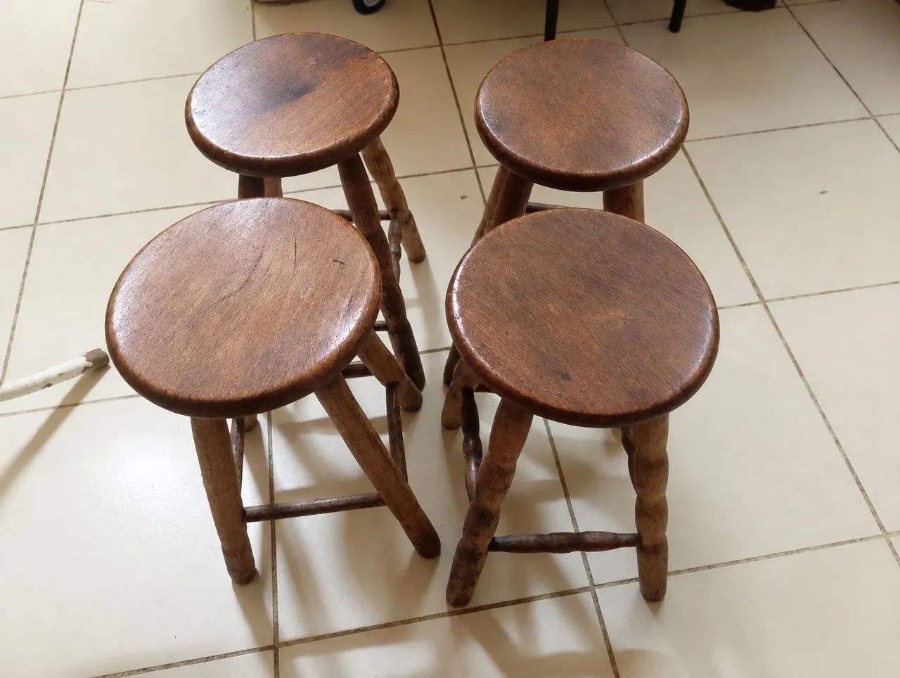 2 Banquetas dee madeira maciça 