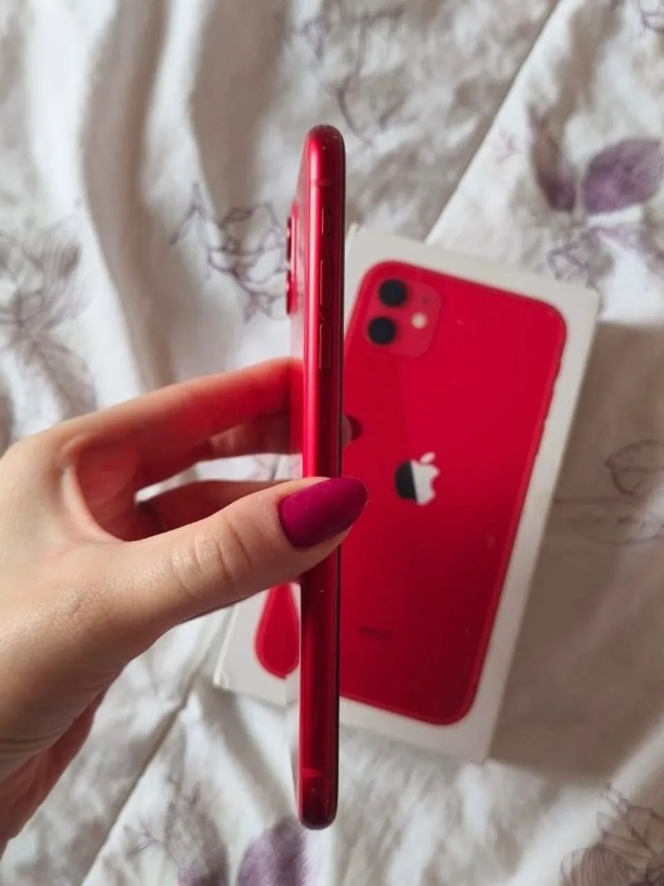 iPhone 11 vermelho, de brinde vem capinhas e película  - Foto 2