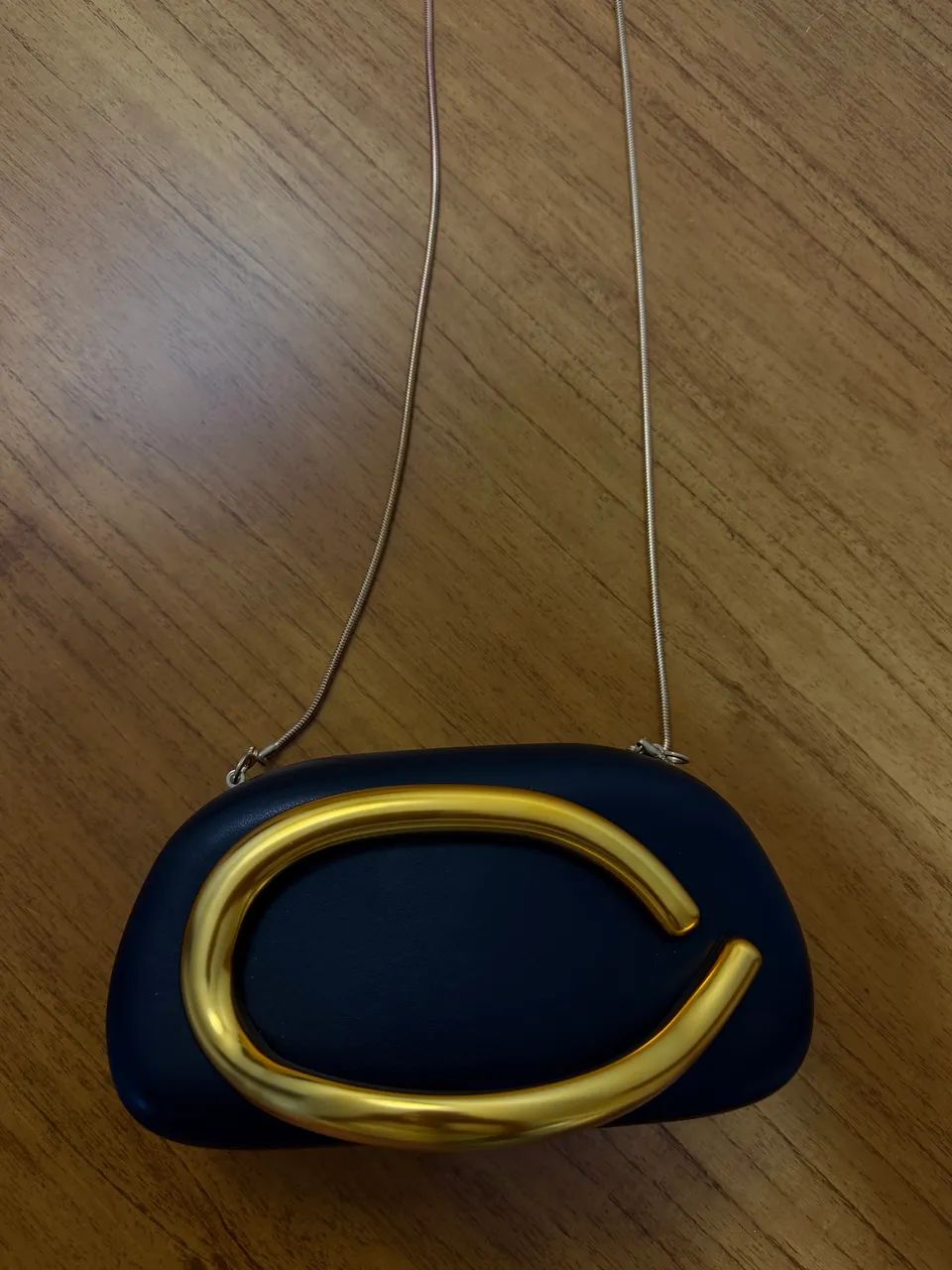 Bolsa preta detalhe dourado nova (nunca usada) - Foto 3