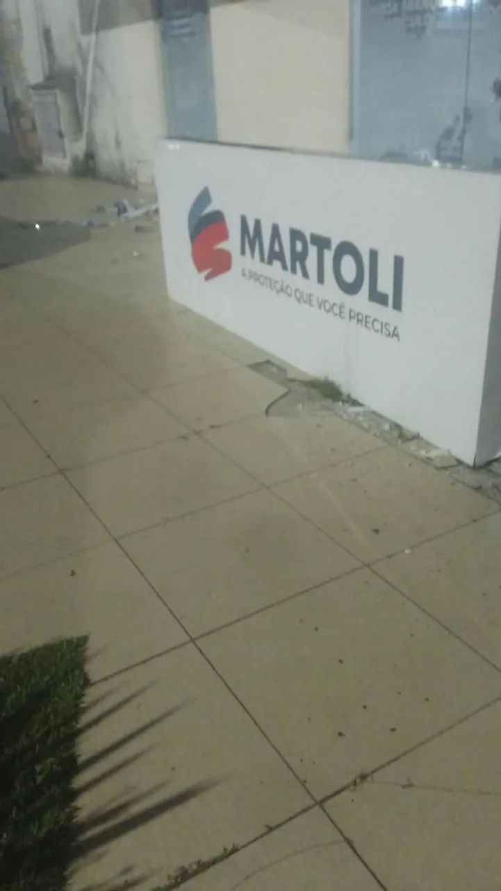 Duas faixadas de loja