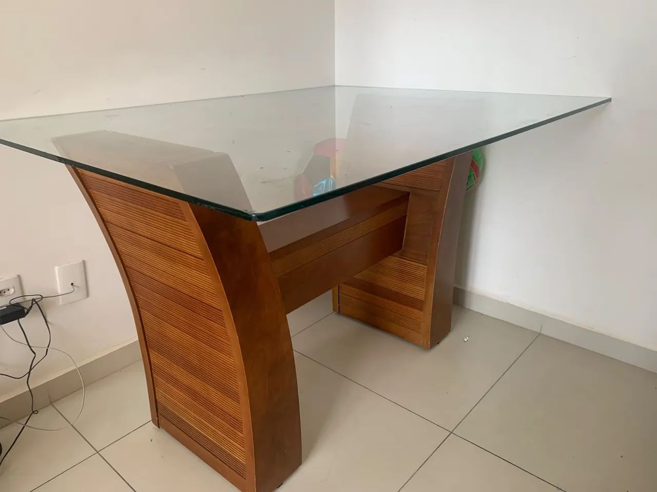 Mesa de jantar em madeira + vidro