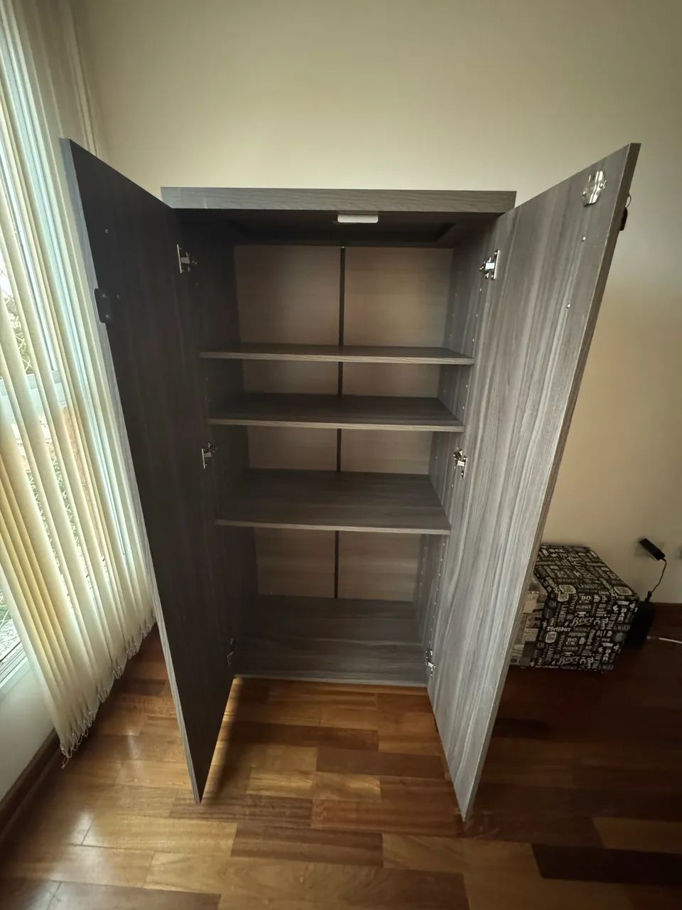 Mesa e armário - Escritório 415079894835548164