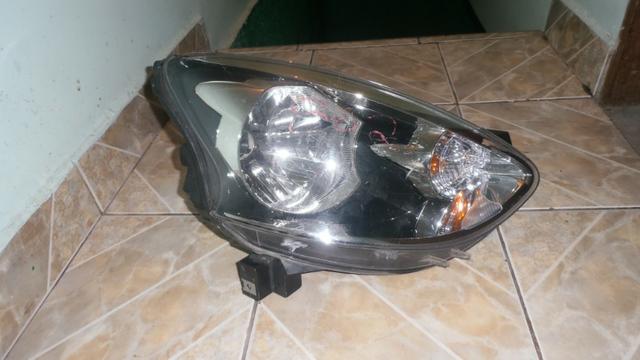 Farol direito Nissan March 2014 2015 2016