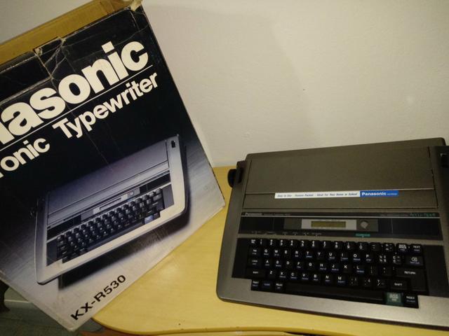 Máquina de escrever eletrônica Panasonic KX-R530