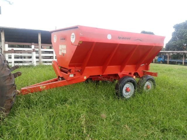 Adubadeira e Calcariadeira Ipacol Semi nova / 7,500 toneladas