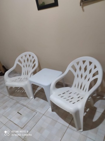 Cadeiras plásticas + mesinha  - Foto 3