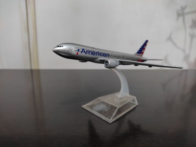 Miniatura avião Boeing 777 AA