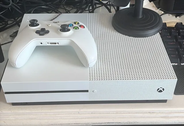 Xbox One S de 500gb (usado). - Nosso Estoque - Bazar dos Games - Loja de  Videogames