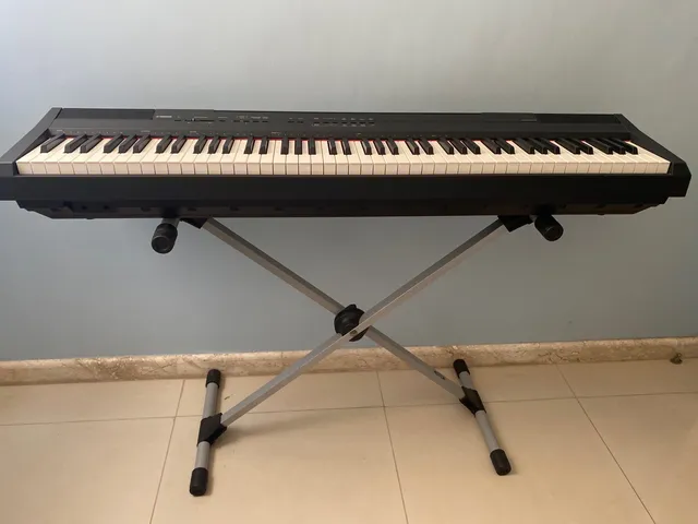 Aos 83 anos, Maria toca 950 músicas no piano sem qualquer partitura