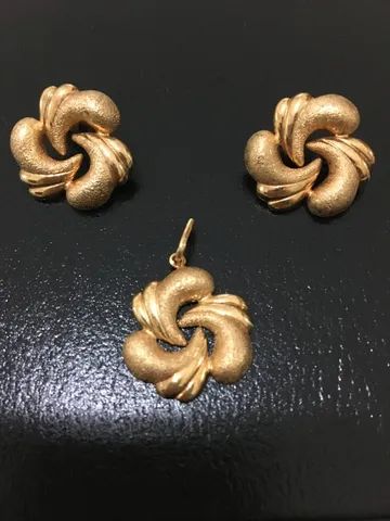 Belíssimo conjunto de brincos e pingente dourados 