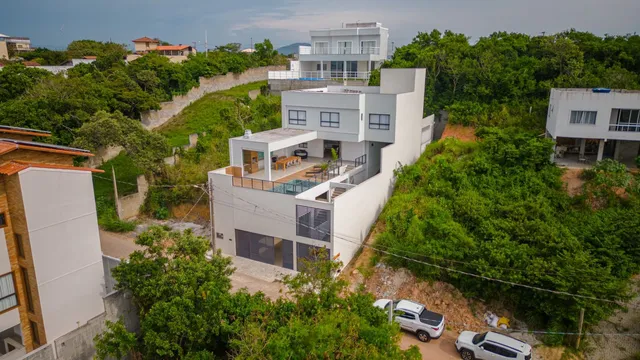 CASA UBU COM PISCINA DE CINEMA