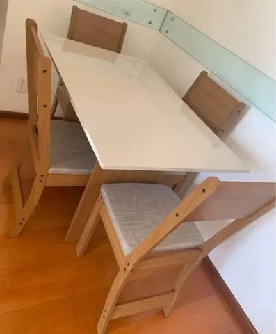 Mesa nova com 4 cadeiras assento estofado 
