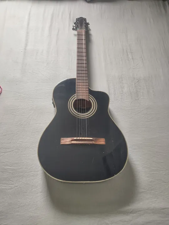 Violão eletroacústico