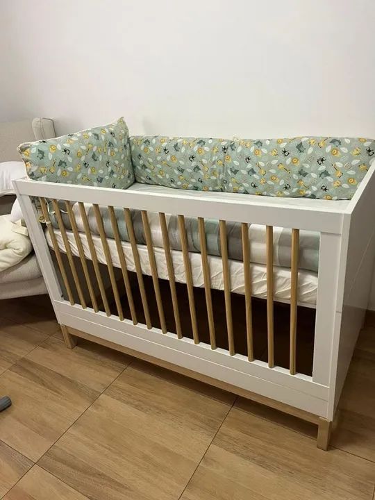 Berço Infantil Branco com Detalhes em Madeira - Foto 4