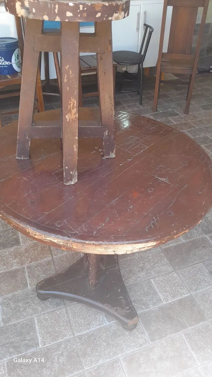 Mesa e 4 banquetas em madeira maciça - Foto 2
