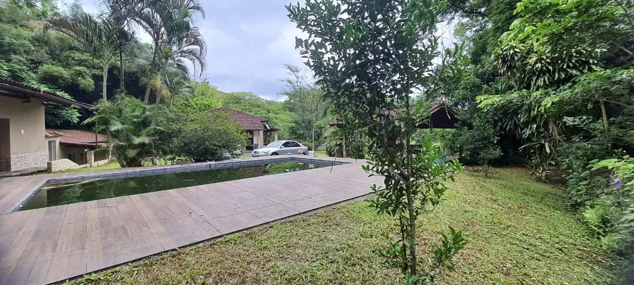 LINDO SITIO - Casa Principal: 200m2 - Anexo 100 m2 - churrasqueira coberta - piscina - sau
